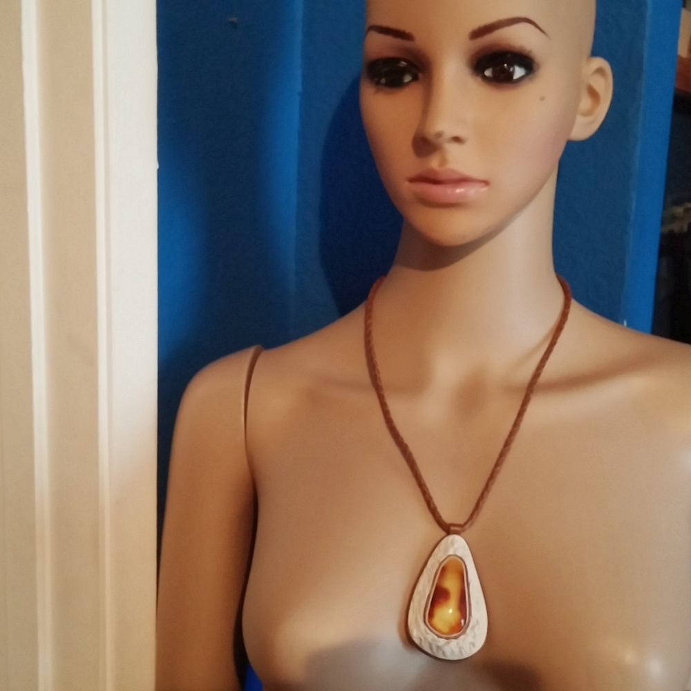 Leather Amber necklace - Picture 2 of 3